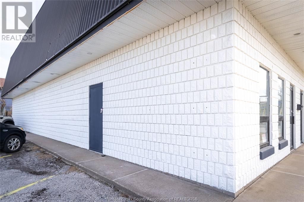 2594 HOWARD AVENUE Image 33