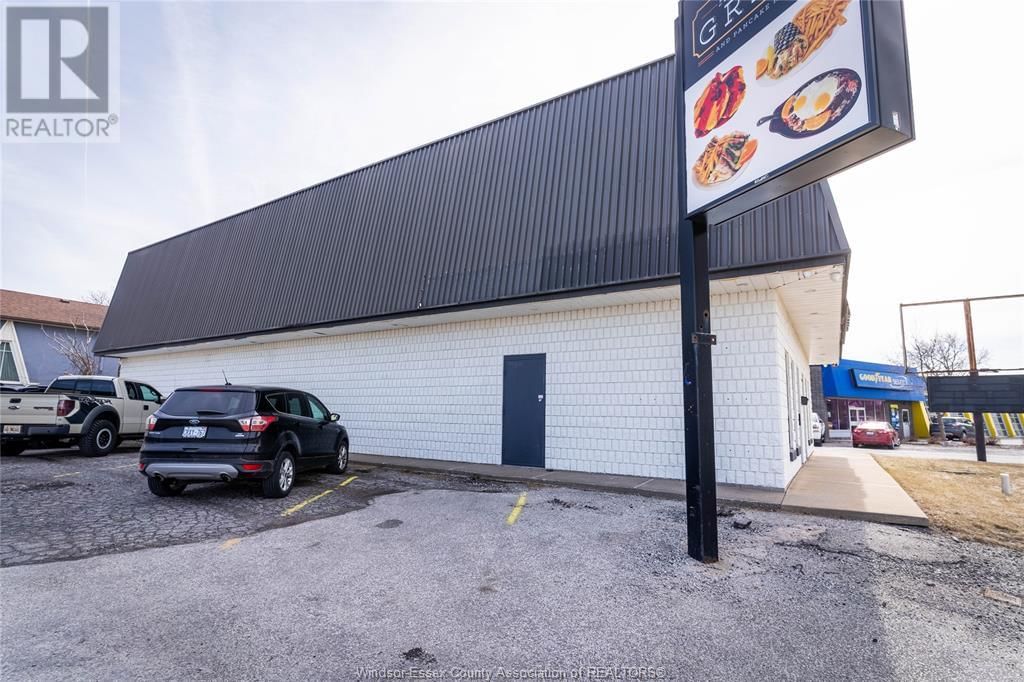 2594 HOWARD AVENUE Image 34