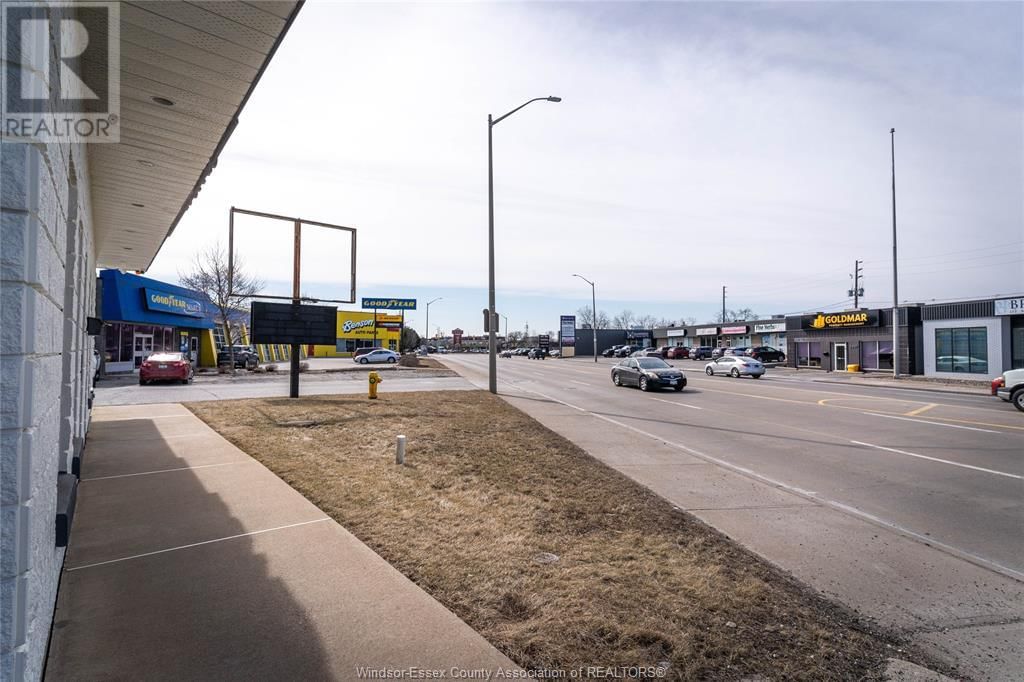 2594 HOWARD AVENUE Image 38