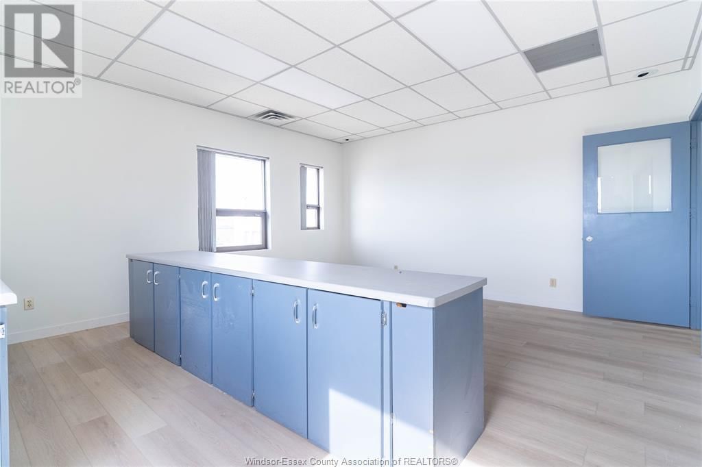 2594 HOWARD AVENUE Image 8