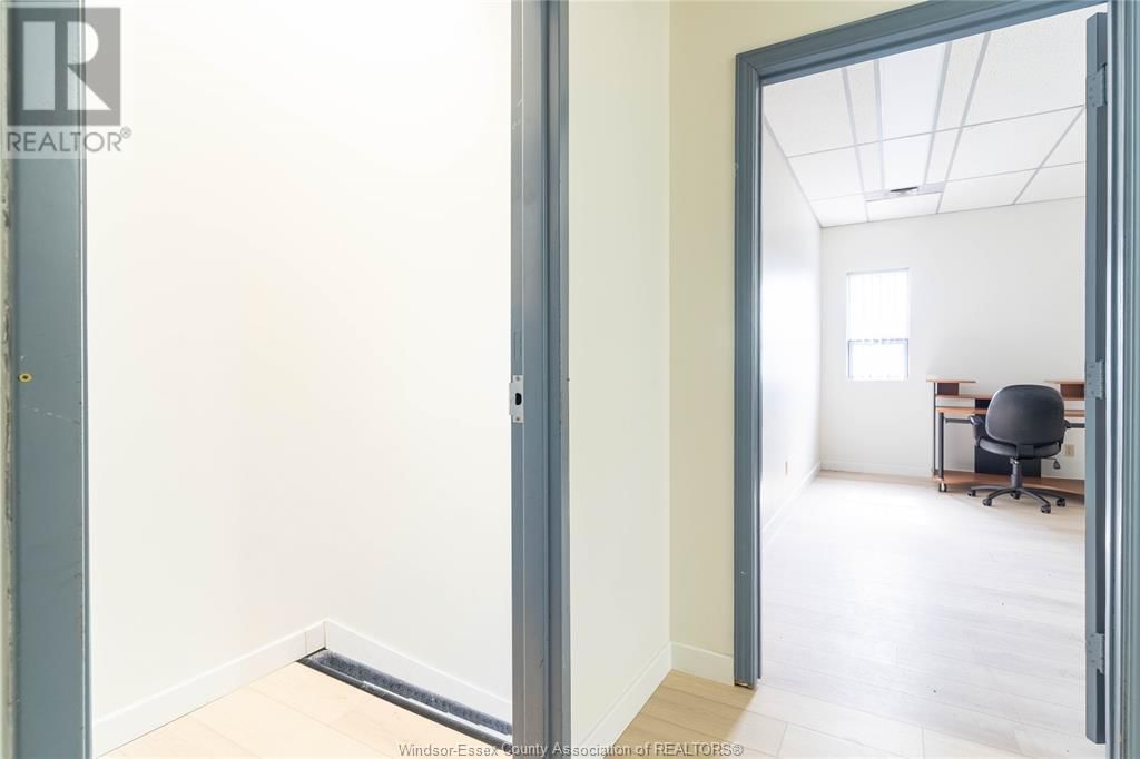 2594 HOWARD AVENUE Image 15