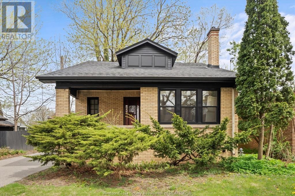 216 THOMPSON BOULEVARD Image 1
