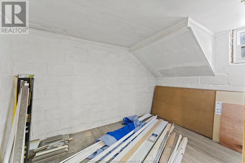 216 THOMPSON BOULEVARD Image 12