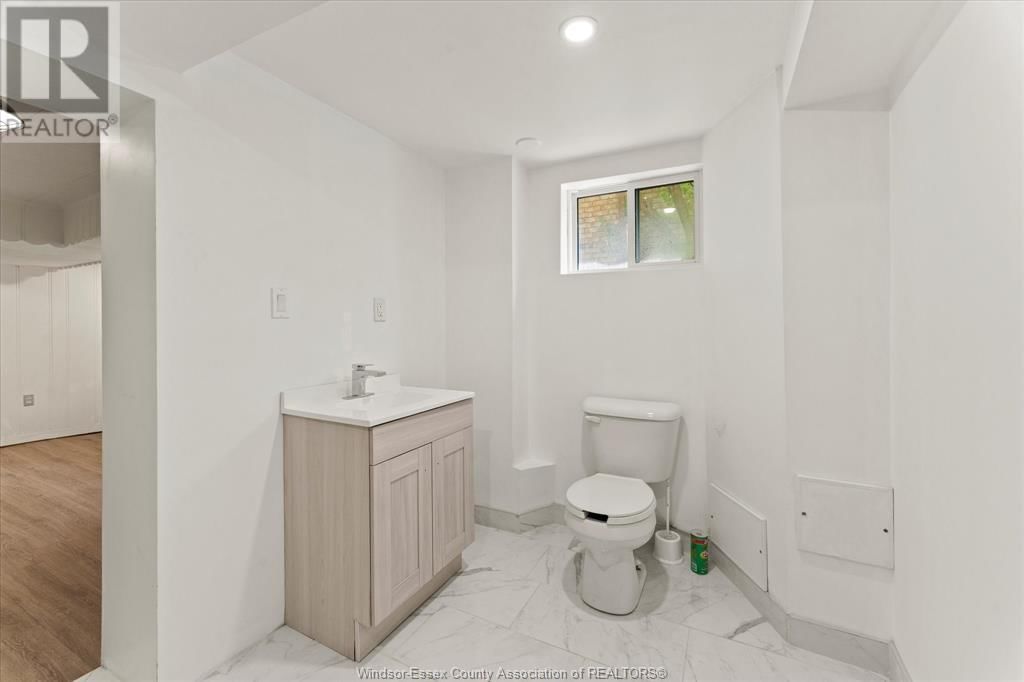 216 THOMPSON BOULEVARD Image 13