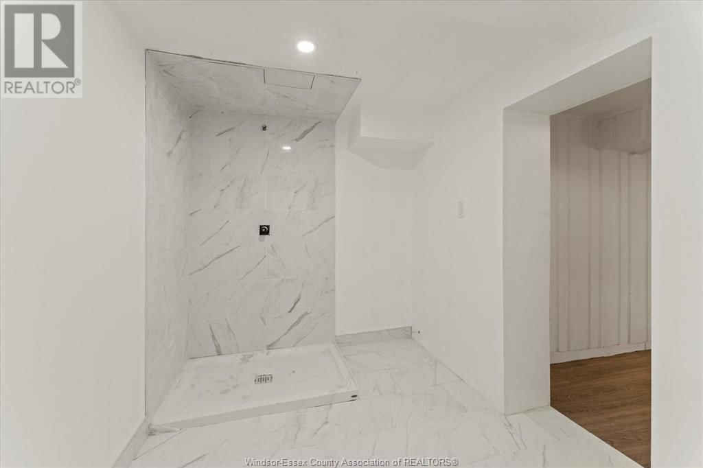 216 THOMPSON BOULEVARD Image 14