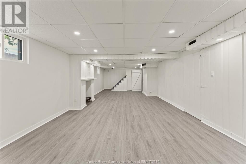 216 THOMPSON BOULEVARD Image 16