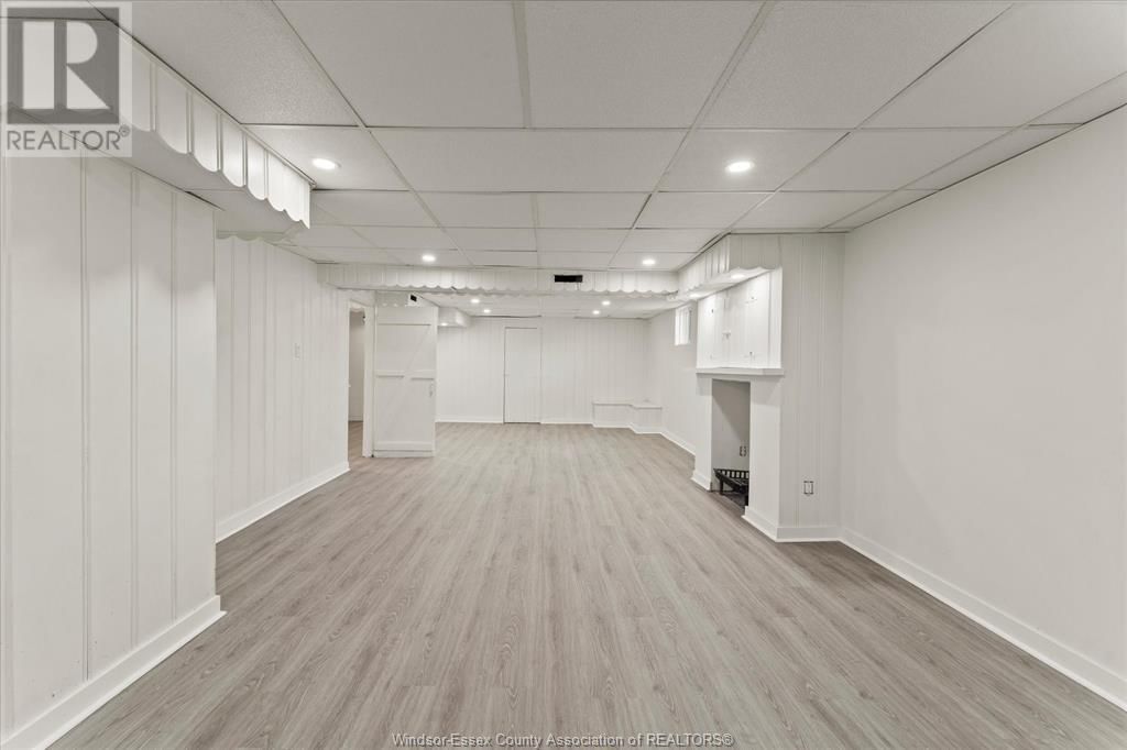 216 THOMPSON BOULEVARD Image 17