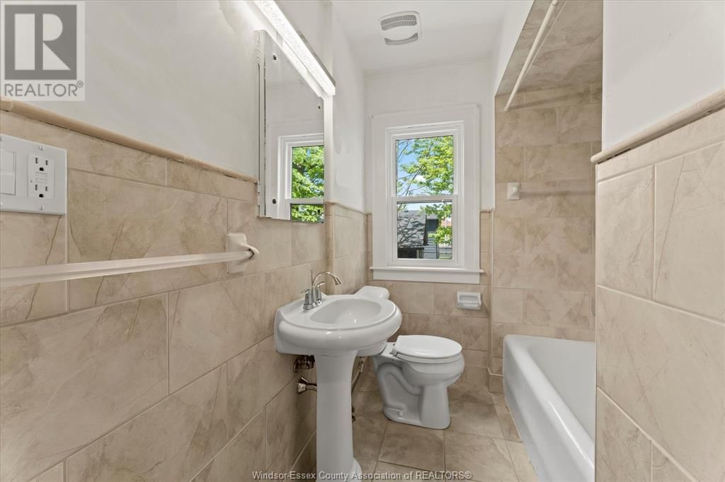 216 THOMPSON BOULEVARD Image 18