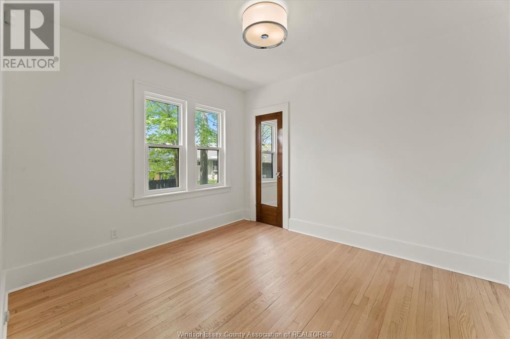 216 THOMPSON BOULEVARD Image 19