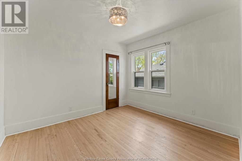 216 THOMPSON BOULEVARD Image 20