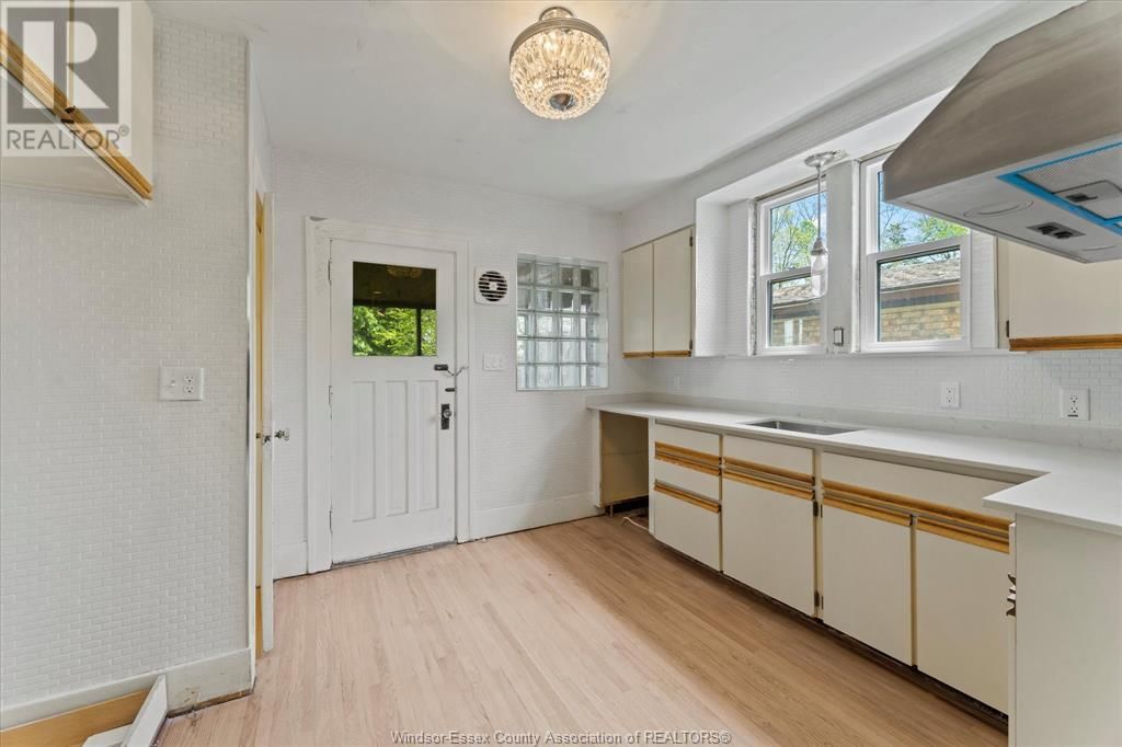 216 THOMPSON BOULEVARD Image 24