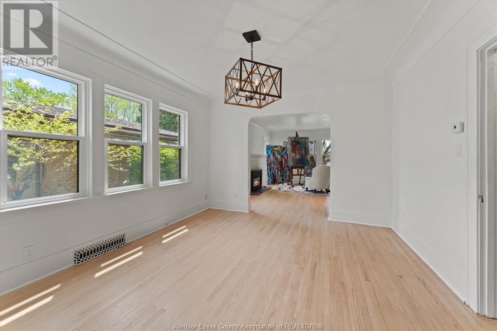 216 THOMPSON BOULEVARD Image 25