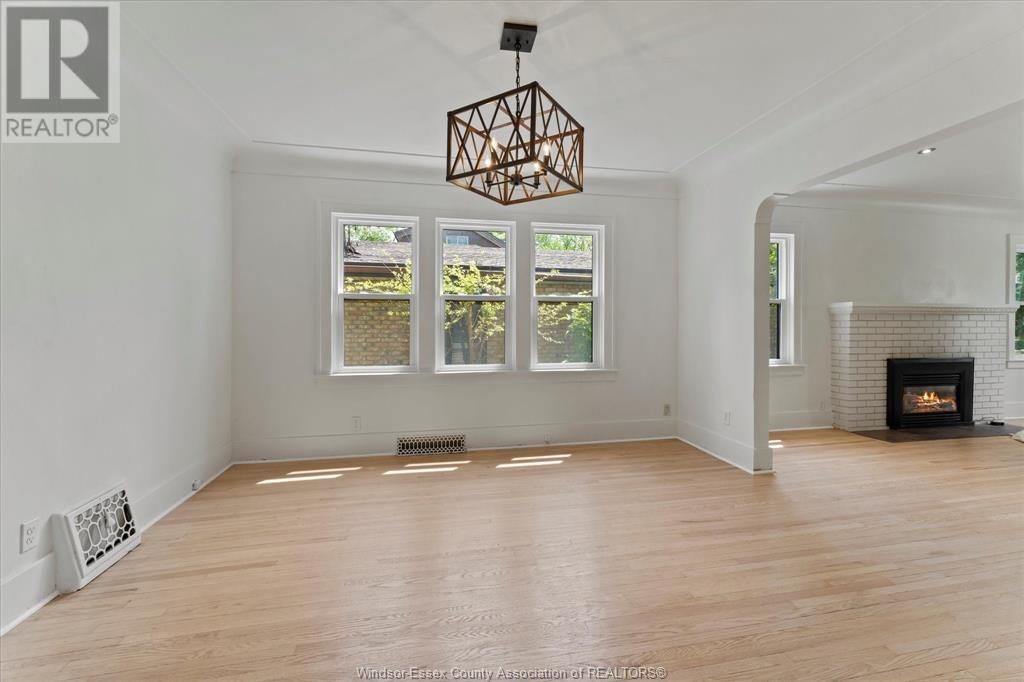 216 THOMPSON BOULEVARD Image 26