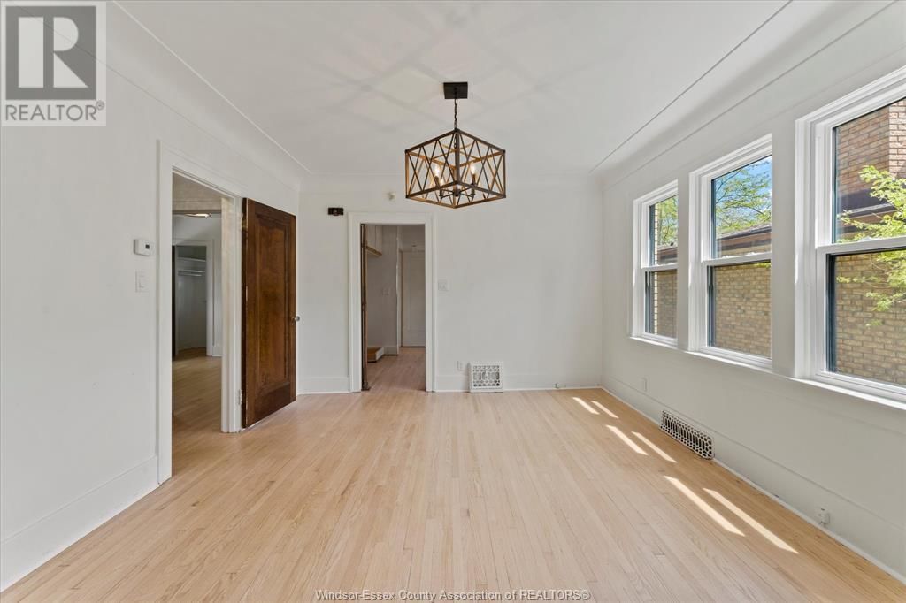 216 THOMPSON BOULEVARD Image 27