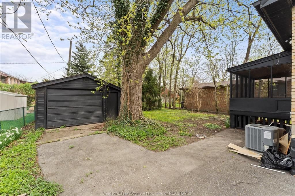 216 THOMPSON BOULEVARD Image 32