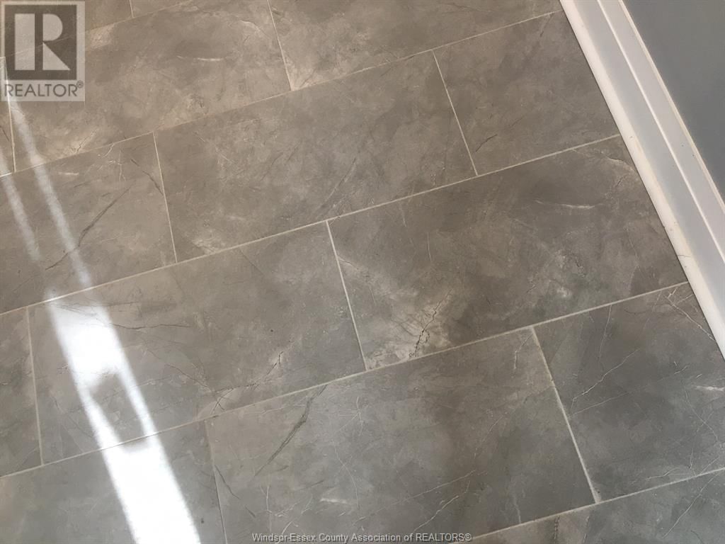 1059 ELSMERE Image 32