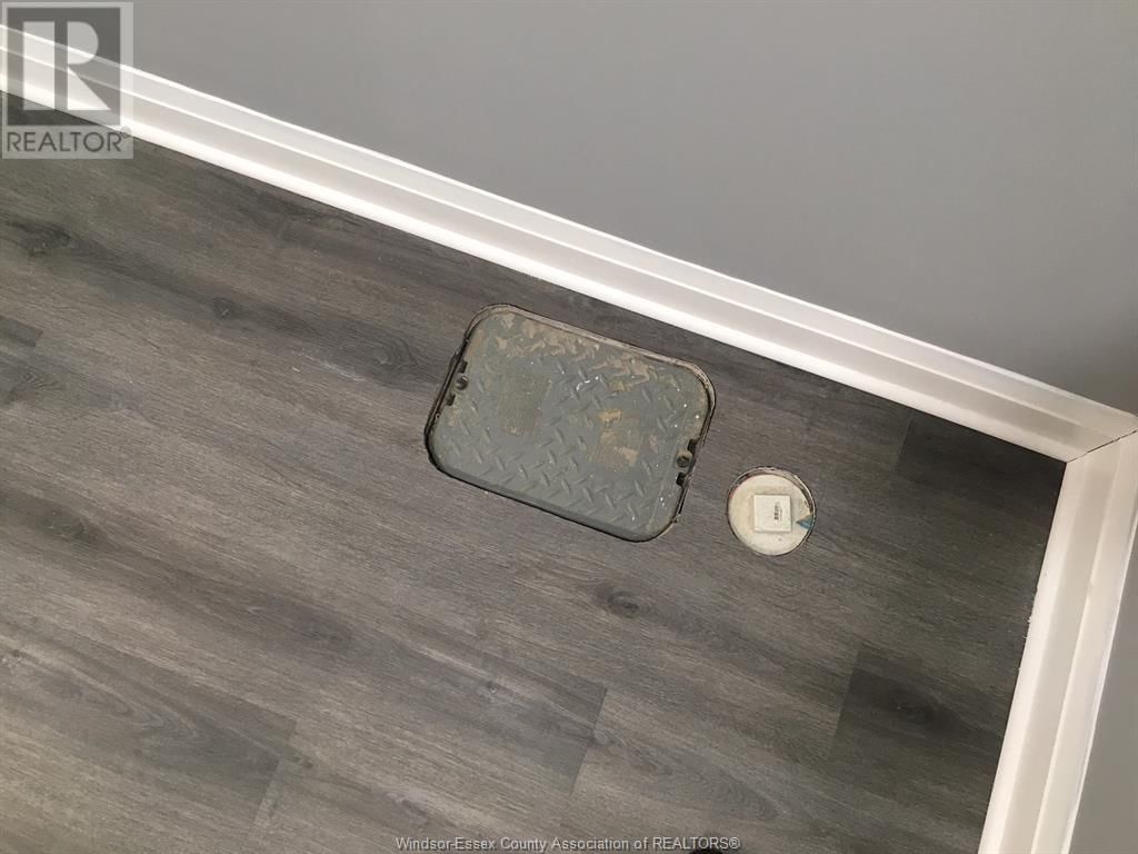 1059 ELSMERE Image 33