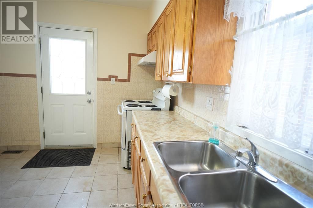 UPPER - 907 GLADSTONE Image 11