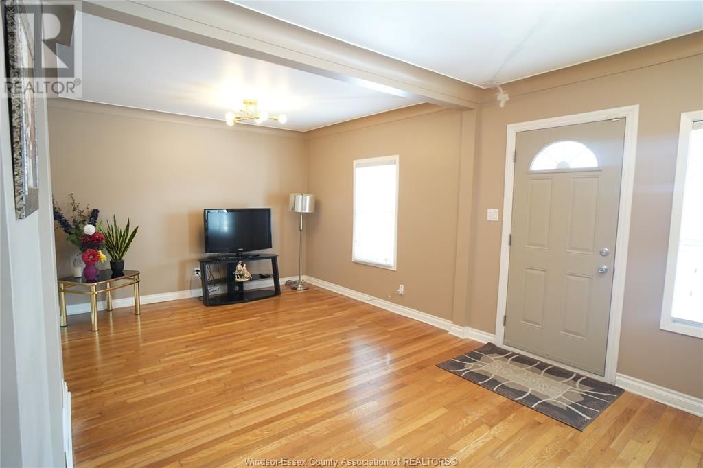 UPPER - 907 GLADSTONE Image 2