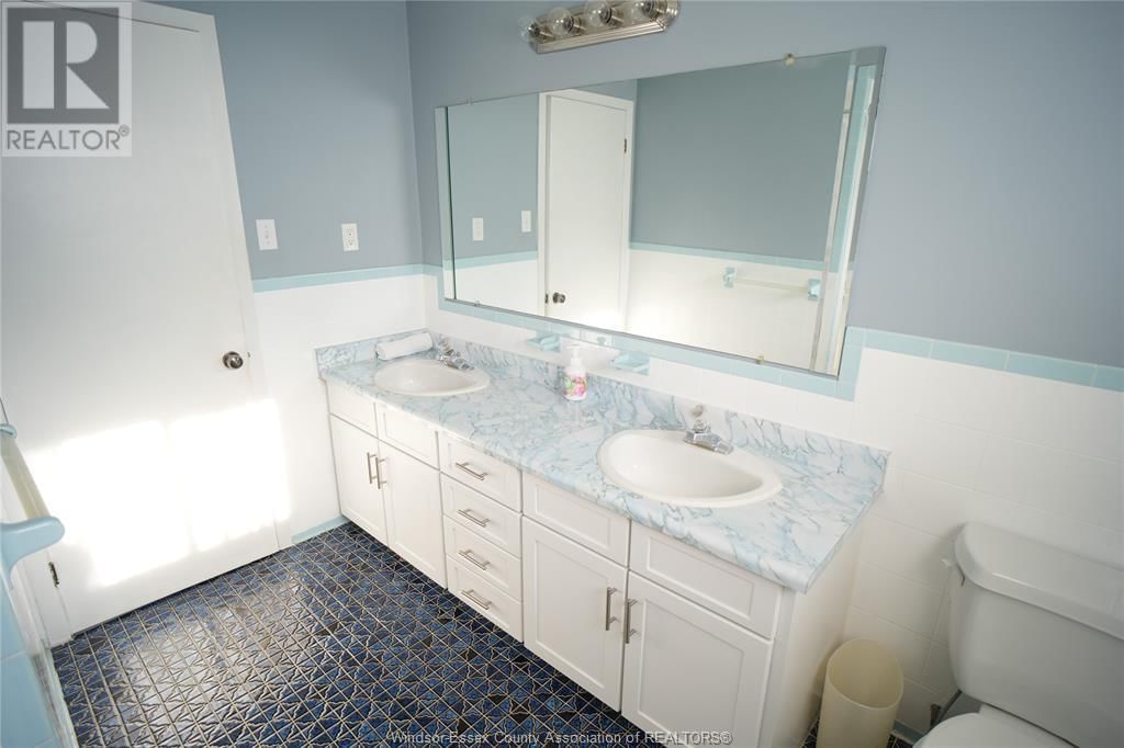 UPPER - 907 GLADSTONE Image 20