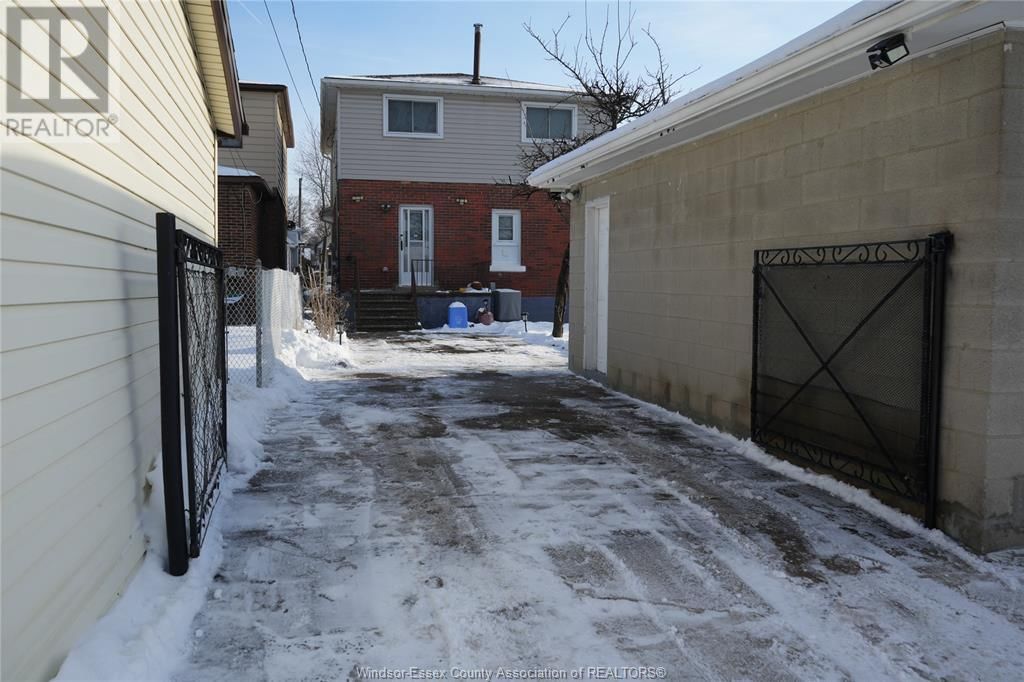 UPPER - 907 GLADSTONE Image 22