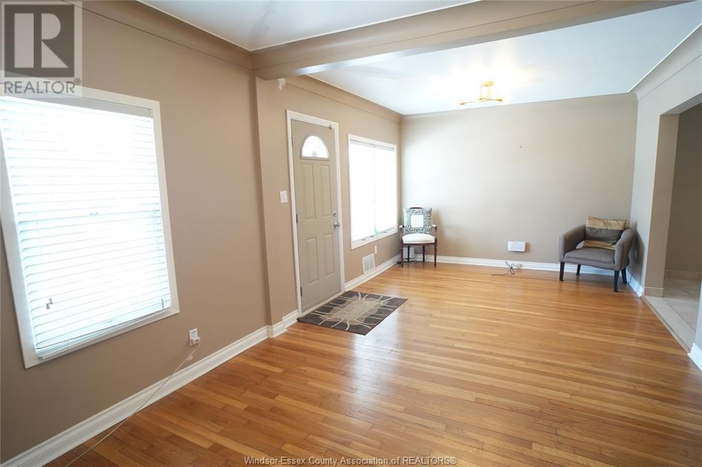 UPPER - 907 GLADSTONE Image 3