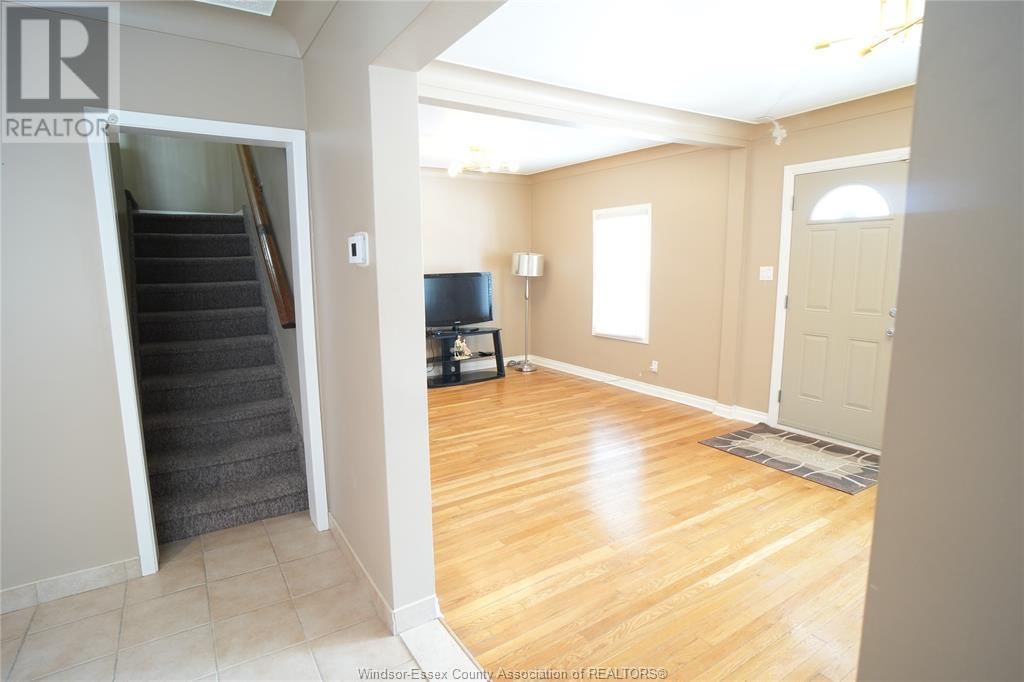 UPPER - 907 GLADSTONE Image 4