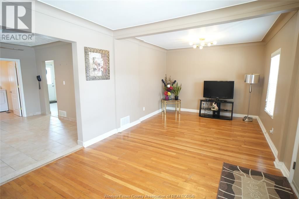 UPPER - 907 GLADSTONE Image 5
