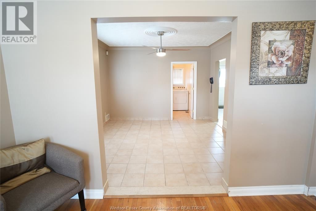 UPPER - 907 GLADSTONE Image 6