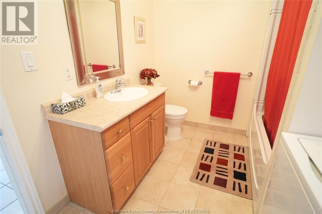 UPPER - 907 GLADSTONE Image 8