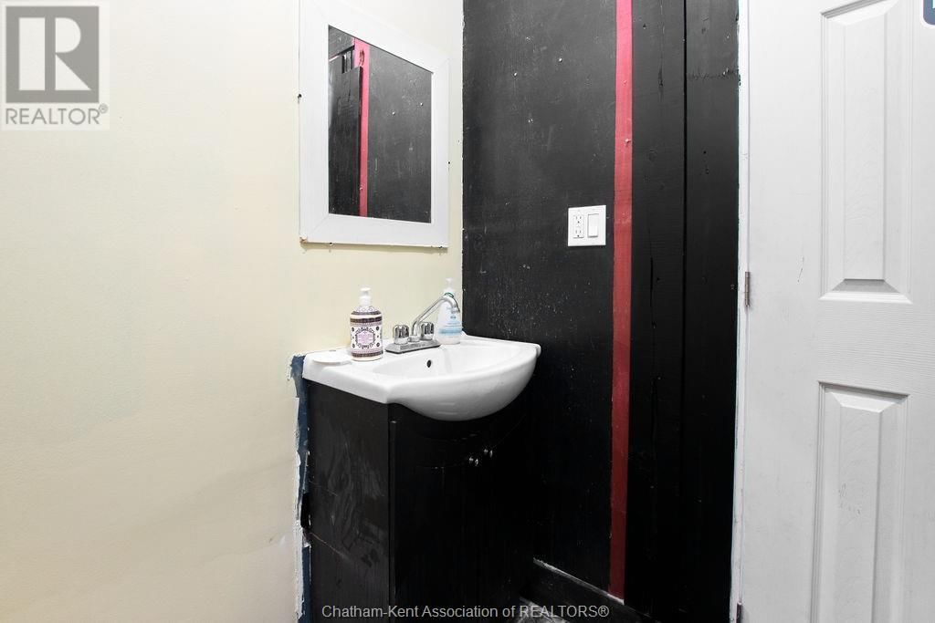 469 PELISSIER AVENUE Image 16