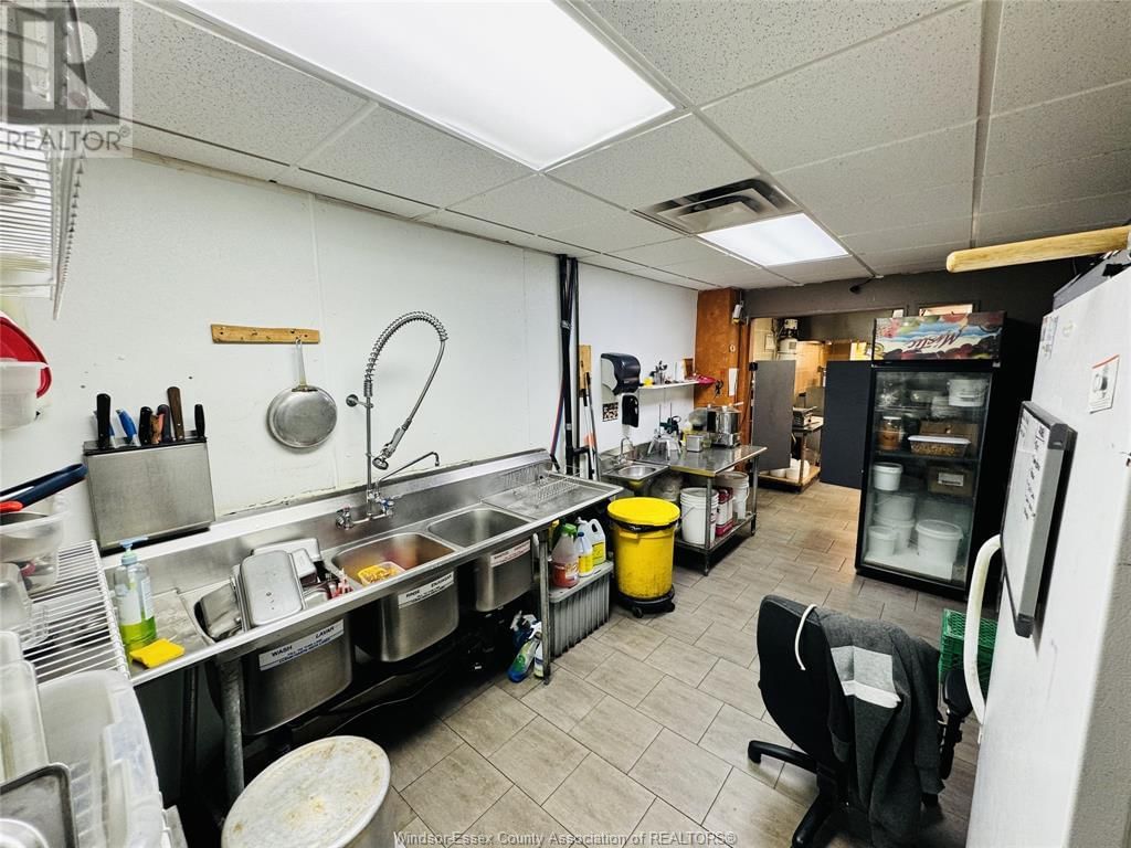 2130 WYANDOTTE STREET WEST Image 13