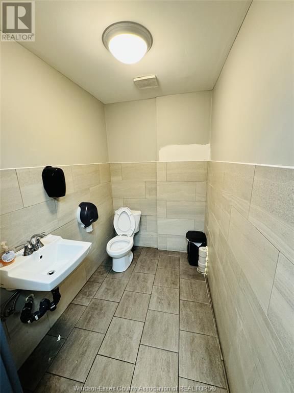 2130 WYANDOTTE STREET WEST Image 16