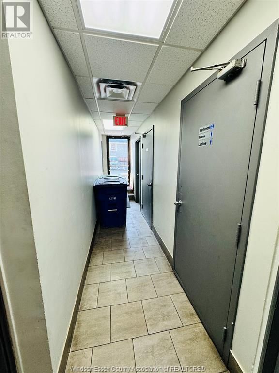 2130 WYANDOTTE STREET WEST Image 21