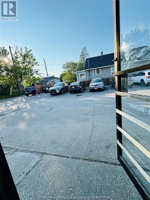 2130 WYANDOTTE STREET WEST Image 22