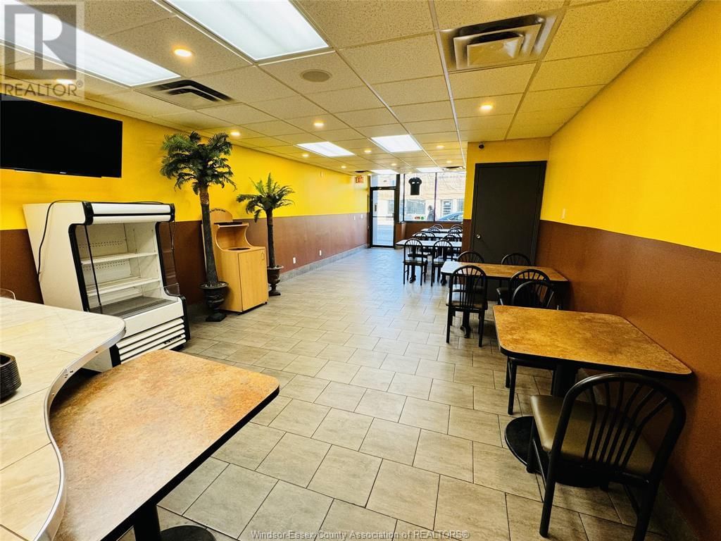 2130 WYANDOTTE STREET WEST Image 3