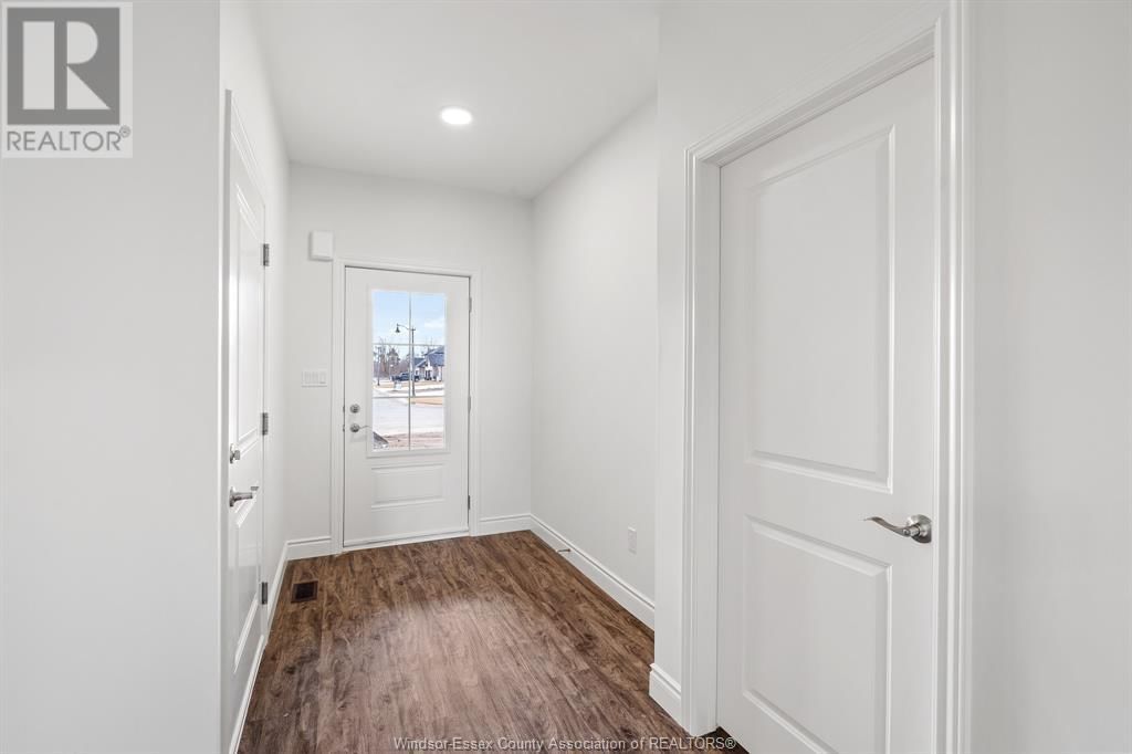 UPPER (A) - 166 MCLELLAN AVENUE Image 4