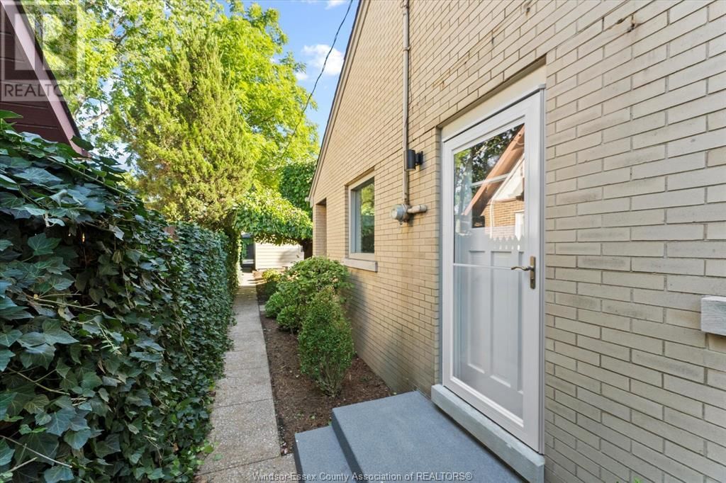 2371 RIVERSIDE DRIVE WEST Image 43