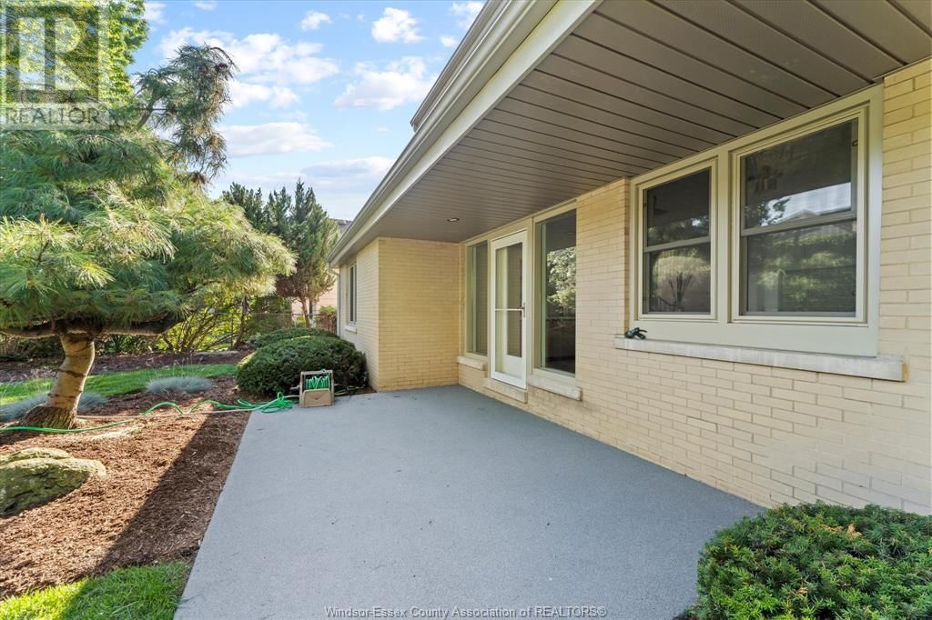 2371 RIVERSIDE DRIVE WEST Image 44