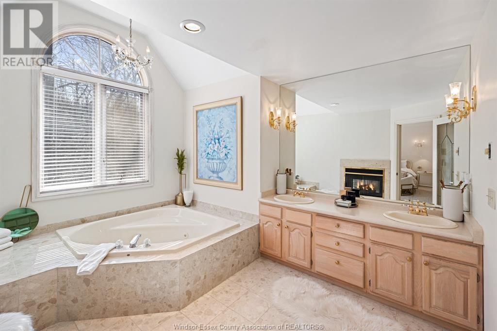 956 GOLFWOOD CRESCENT Image 23