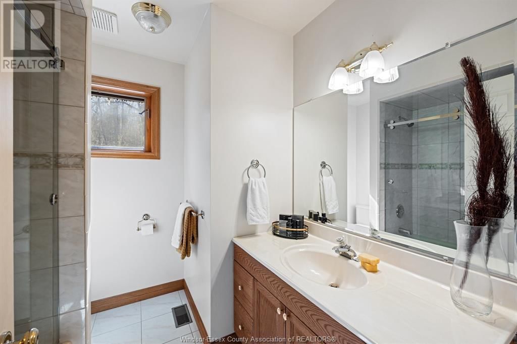 956 GOLFWOOD CRESCENT Image 31