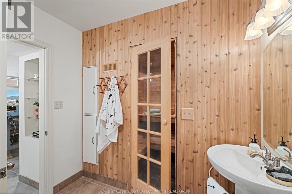 956 GOLFWOOD CRESCENT Image 40