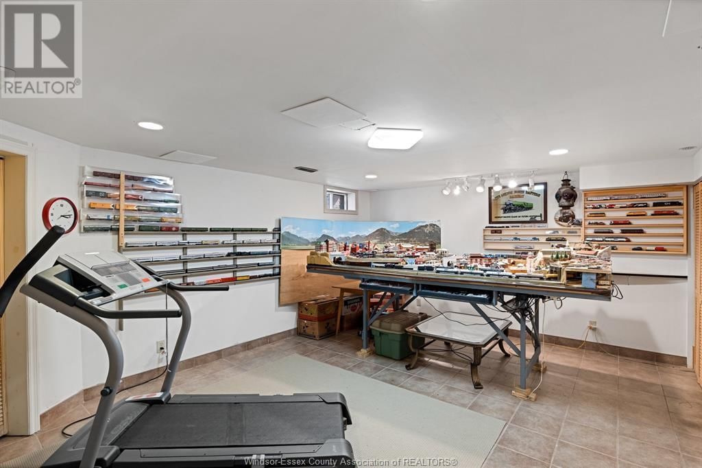 956 GOLFWOOD CRESCENT Image 43