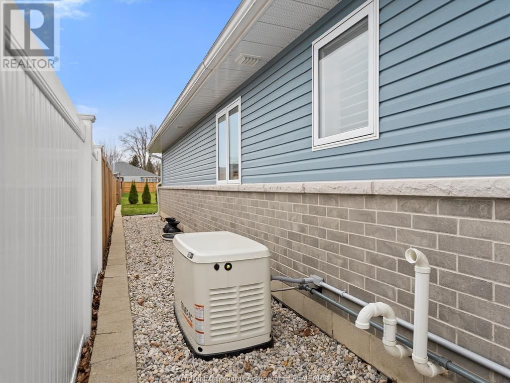 251 MUNGER AVE E Image 30