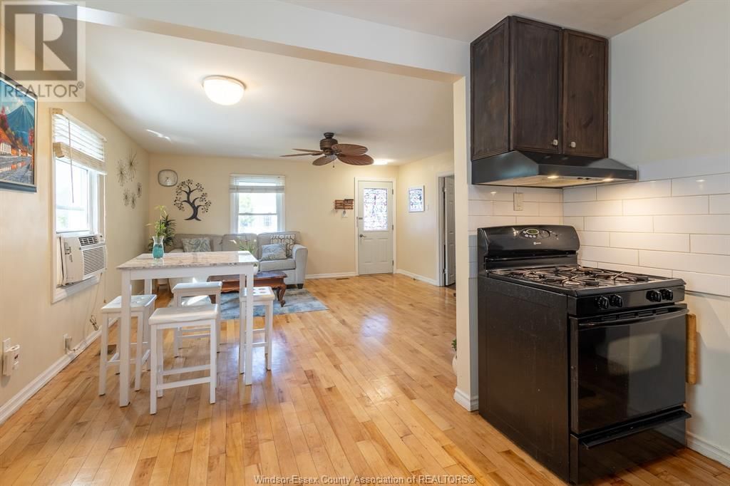 2153 WELLESLEY Image 17