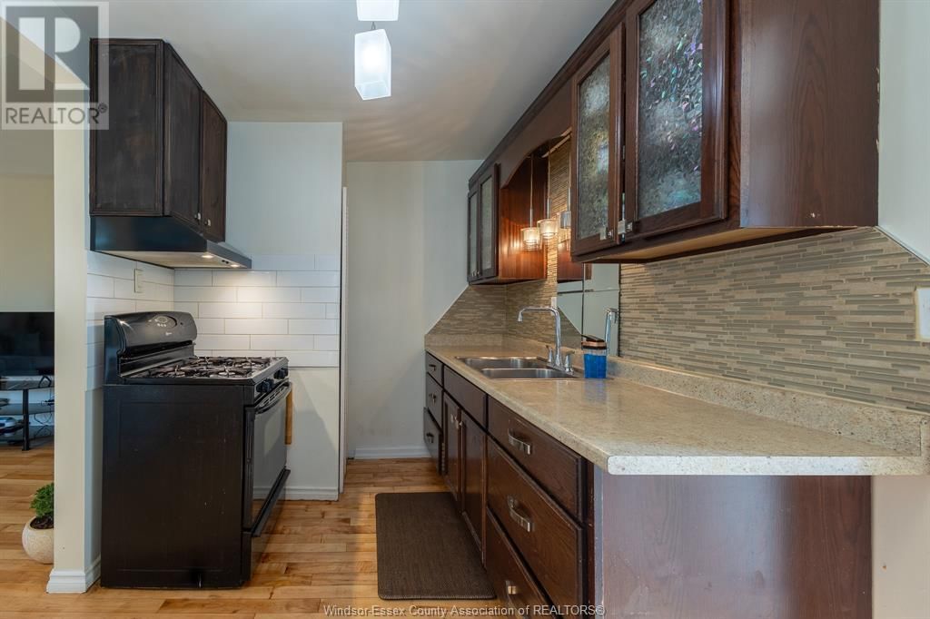 2153 WELLESLEY Image 18