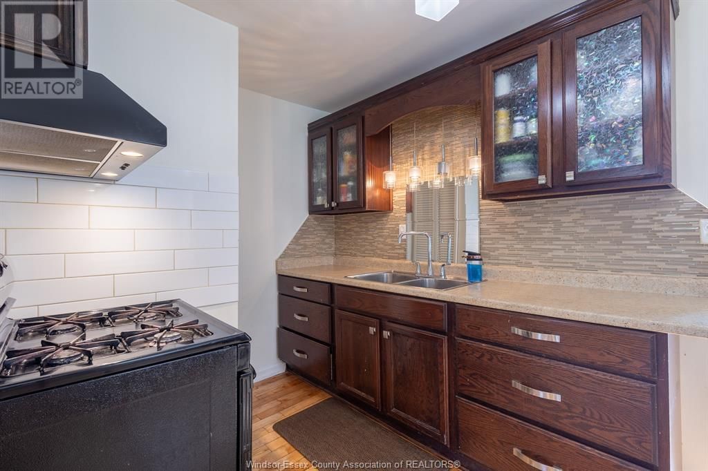 2153 WELLESLEY Image 19