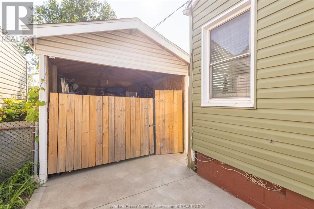2153 WELLESLEY Image 30