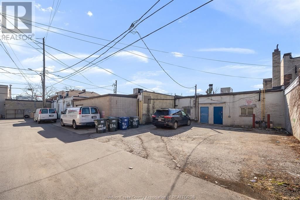 914 ERIE STREET EAST Image 15