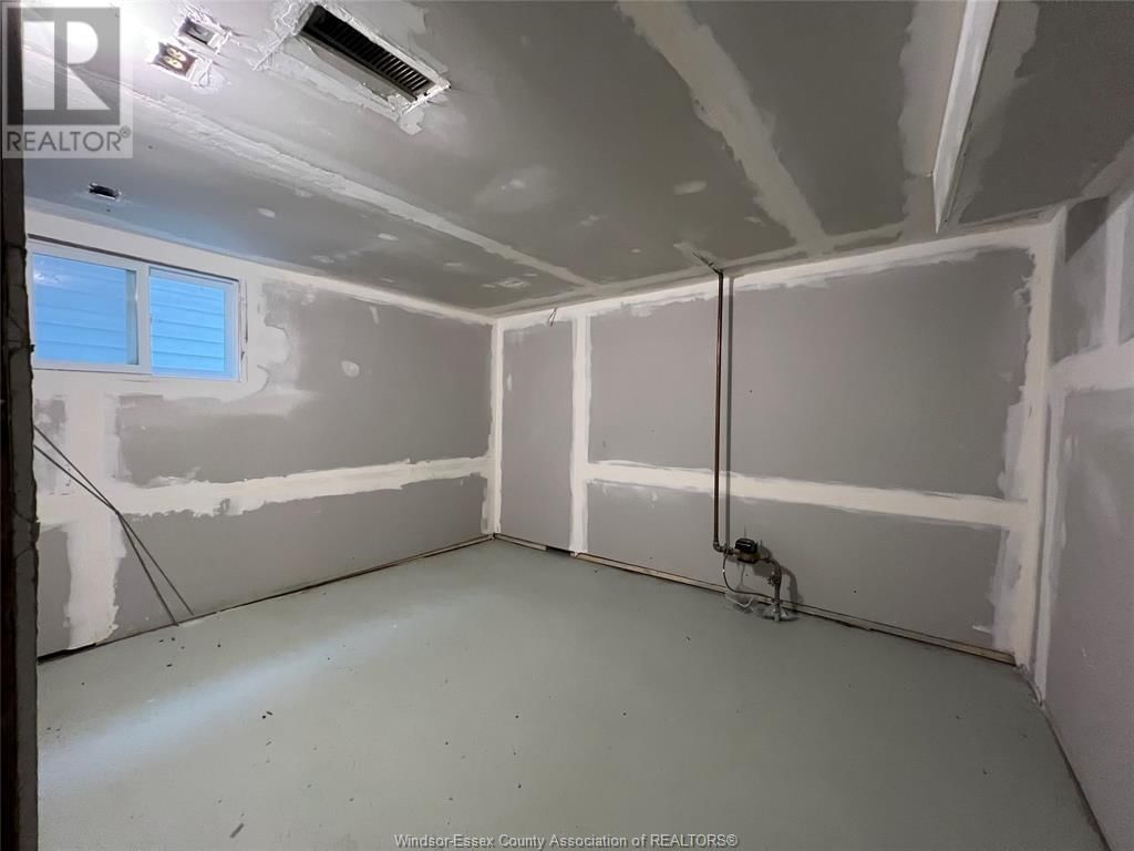 850 ELLROSE AVENUE Image 24